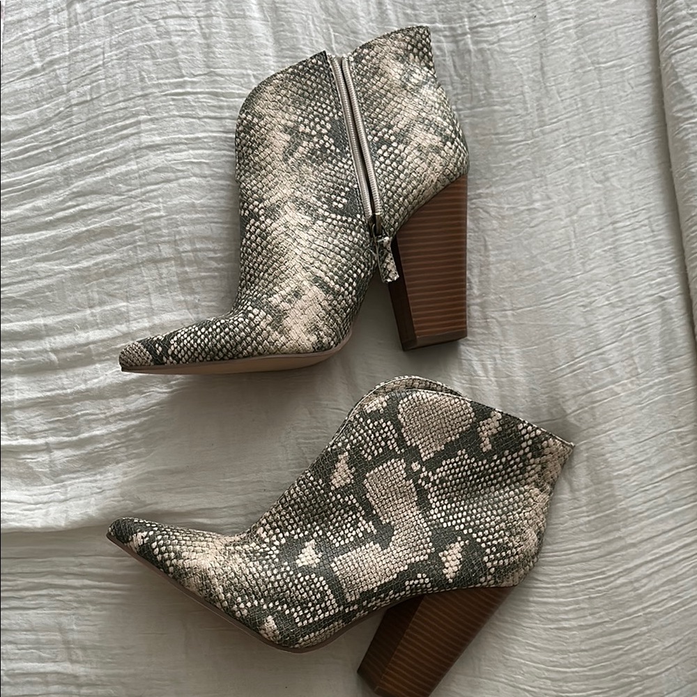 New! Never worn - New York & Company Gray Cream Snakeskin Ankle Booties